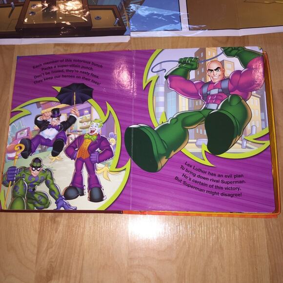 DC Comics Super Friends Hero My Busy Book 12 Mini Action Figures - Picture 4 of 6